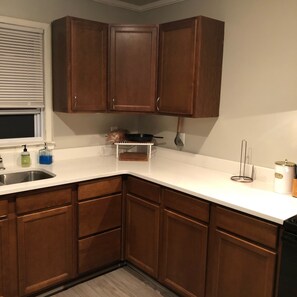 Jääkaappi, uuni, liesi, astianpesukone