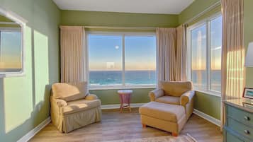 Televisión, reproductor de DVD, videoteca y estéreo