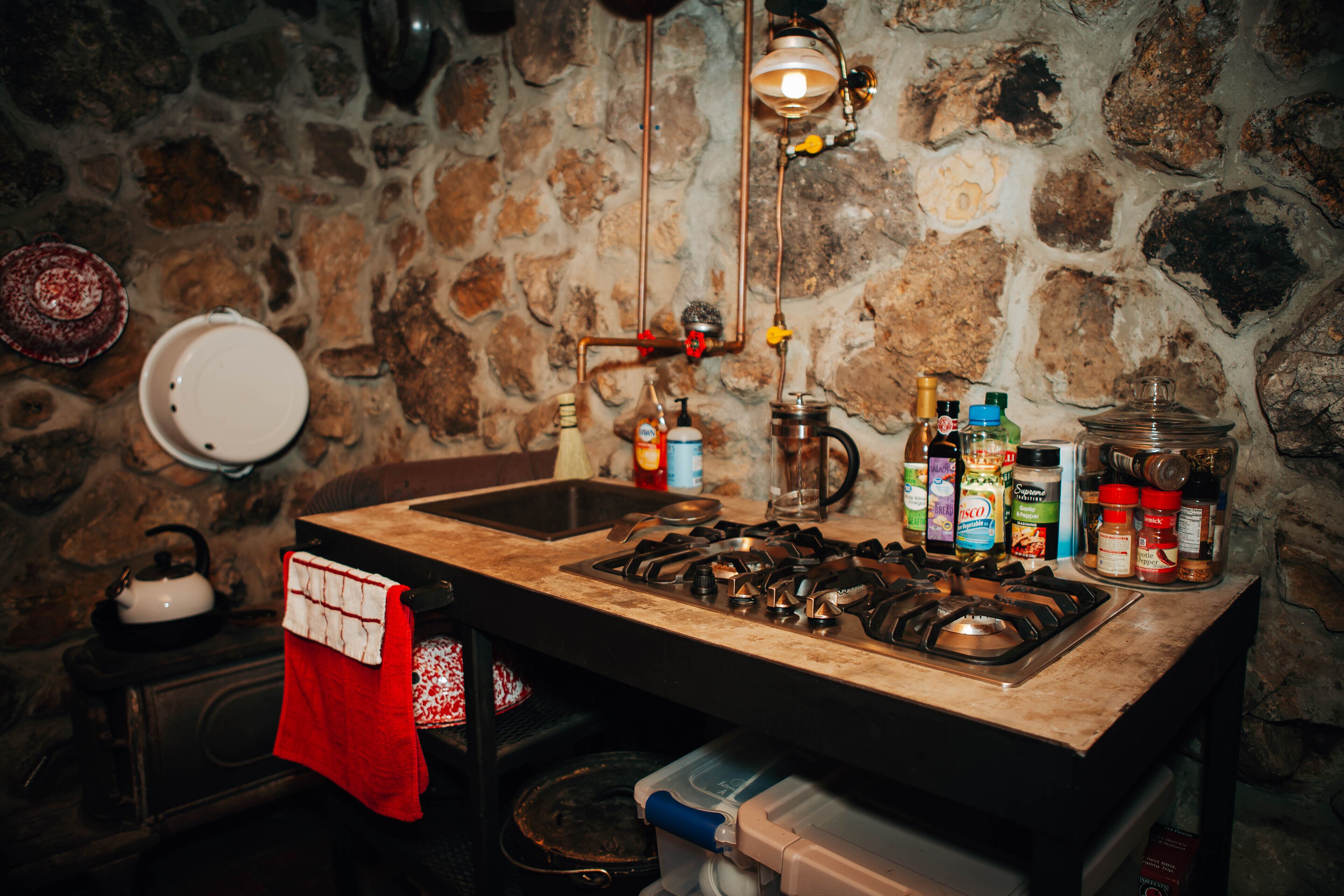 Placa de cocina, hervidor eléctrico y utensilios de cocina