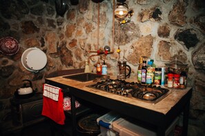 Parrilla de estufa, tetera eléctrica y utensilios de cocina 