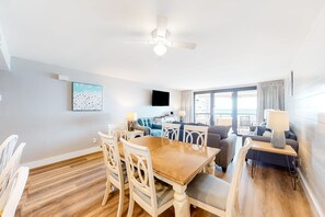 Dining - Gulf-front condo w/ HD flat-screen televisions Tiki bar & Sky bar on-site (Miramar Beach)