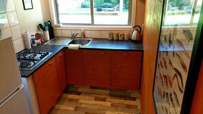 Kjøleskap, mikrobølgeovn, ovn og kokeplater