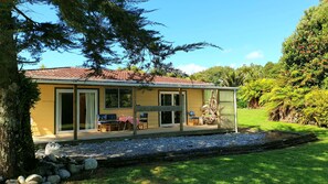 Outdoor dining - Cameron's Beach Front (Camerons)