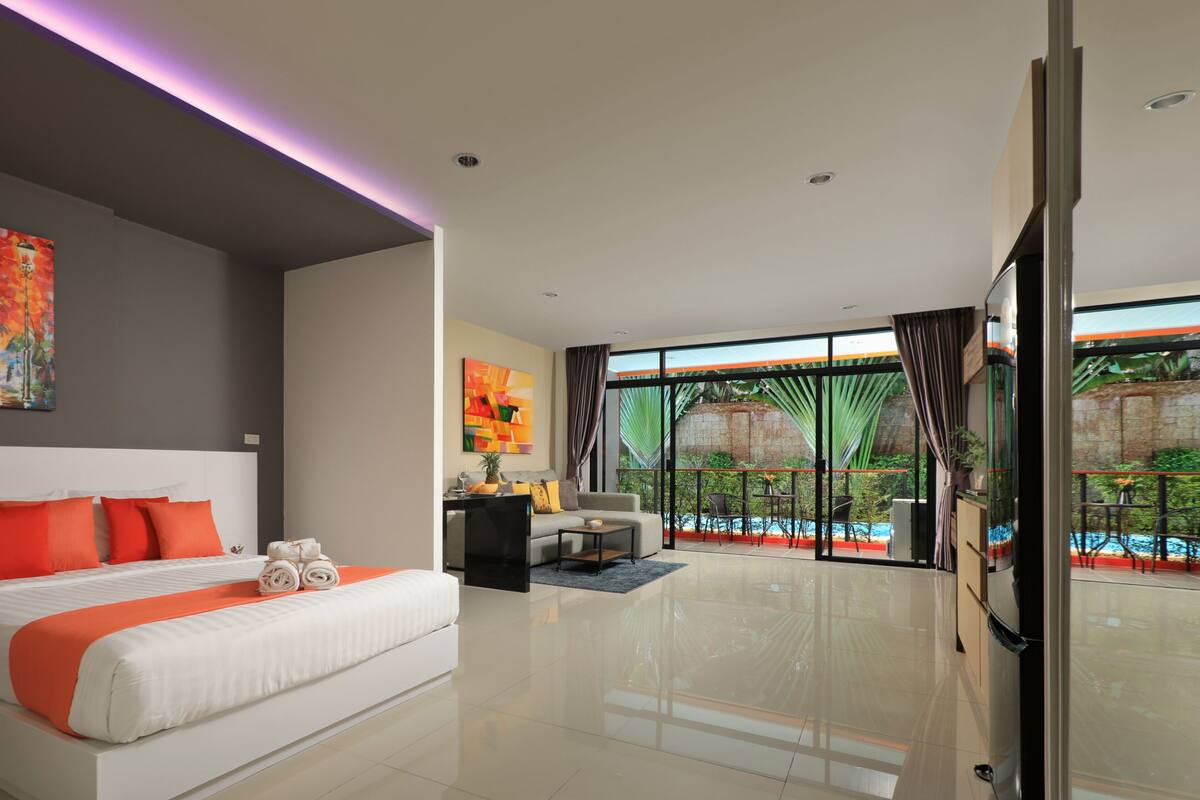 Studio Suite, Pool Access | Premium bedding, in-room safe, blackout drapes, iron/ironing board