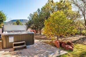 Bañera de hidromasaje al aire libre