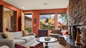 Ein Wohnzimmer mit einer Couch, einem Couchtisch und einem Kamin.
