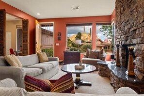 Televisio, takka, videopelejä, DVD-soitin