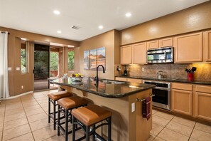 ثلاجة، ميكروويف، فرن، موقد طهي مسطح