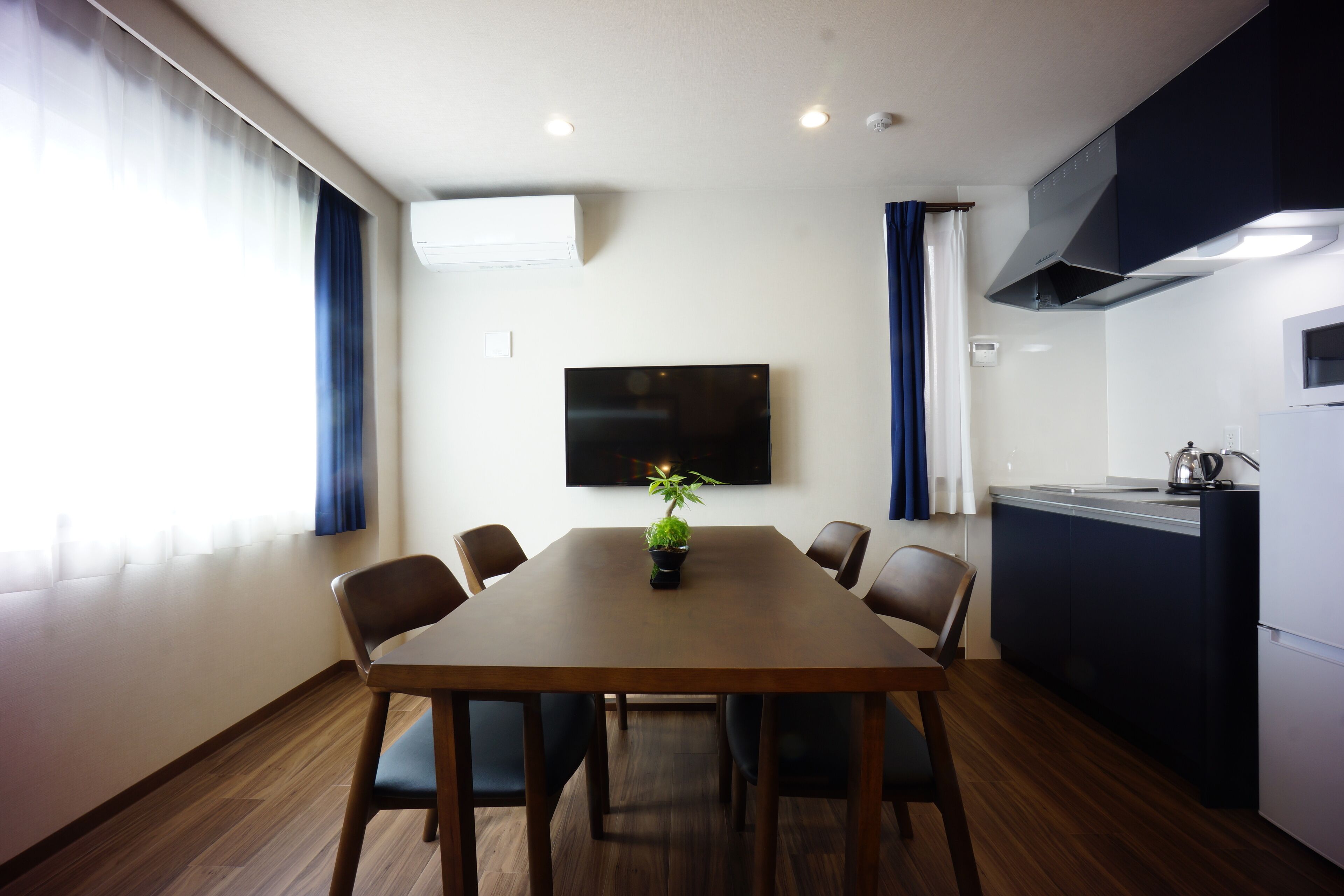 deluxe quadruple room | in-room dining