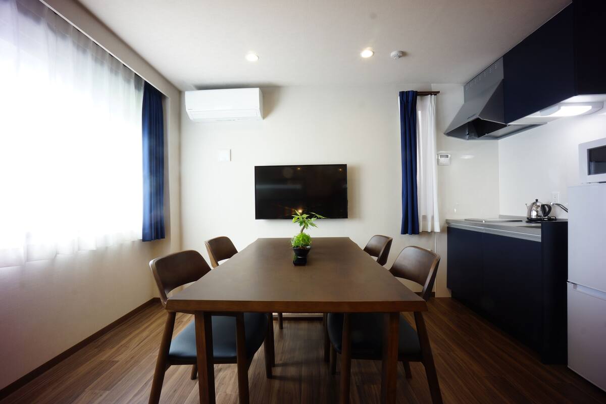 deluxe quadruple room | in-room dining