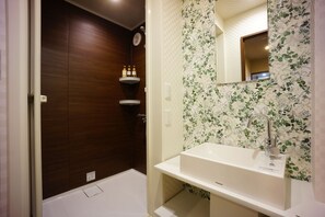 Superior Triple Room | Bathroom | Shower, hair dryer, slippers, electronic bidet - Rona Hotel (Tokyo)