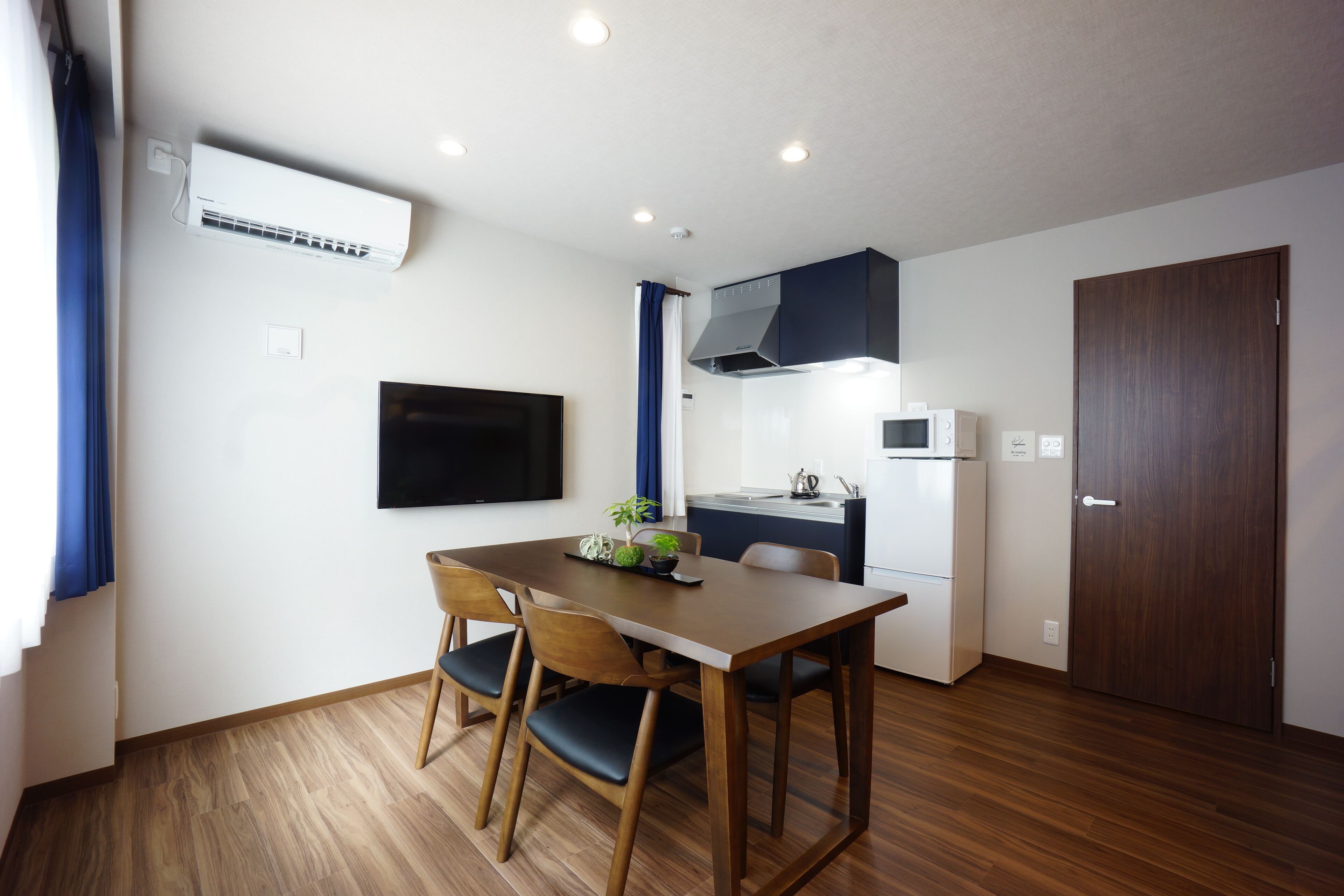 deluxe quadruple room | in-room dining