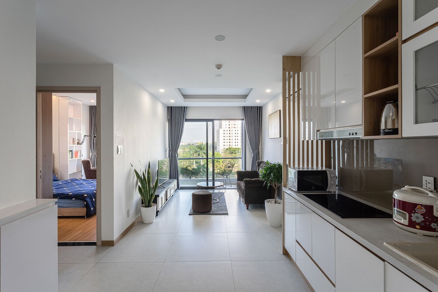 Kylskåp och grytor/köksredskap