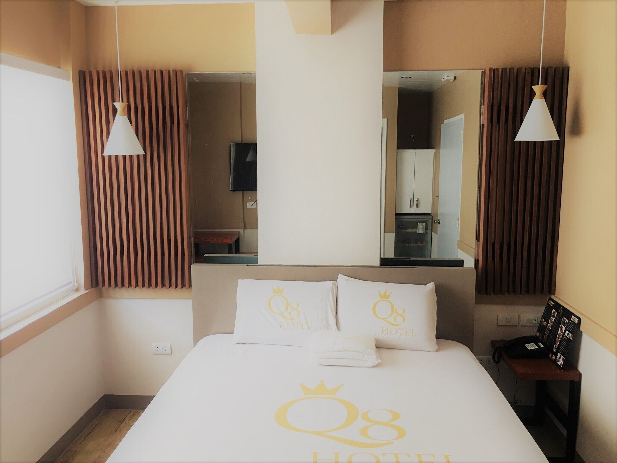 express room | free wifi, bed sheets