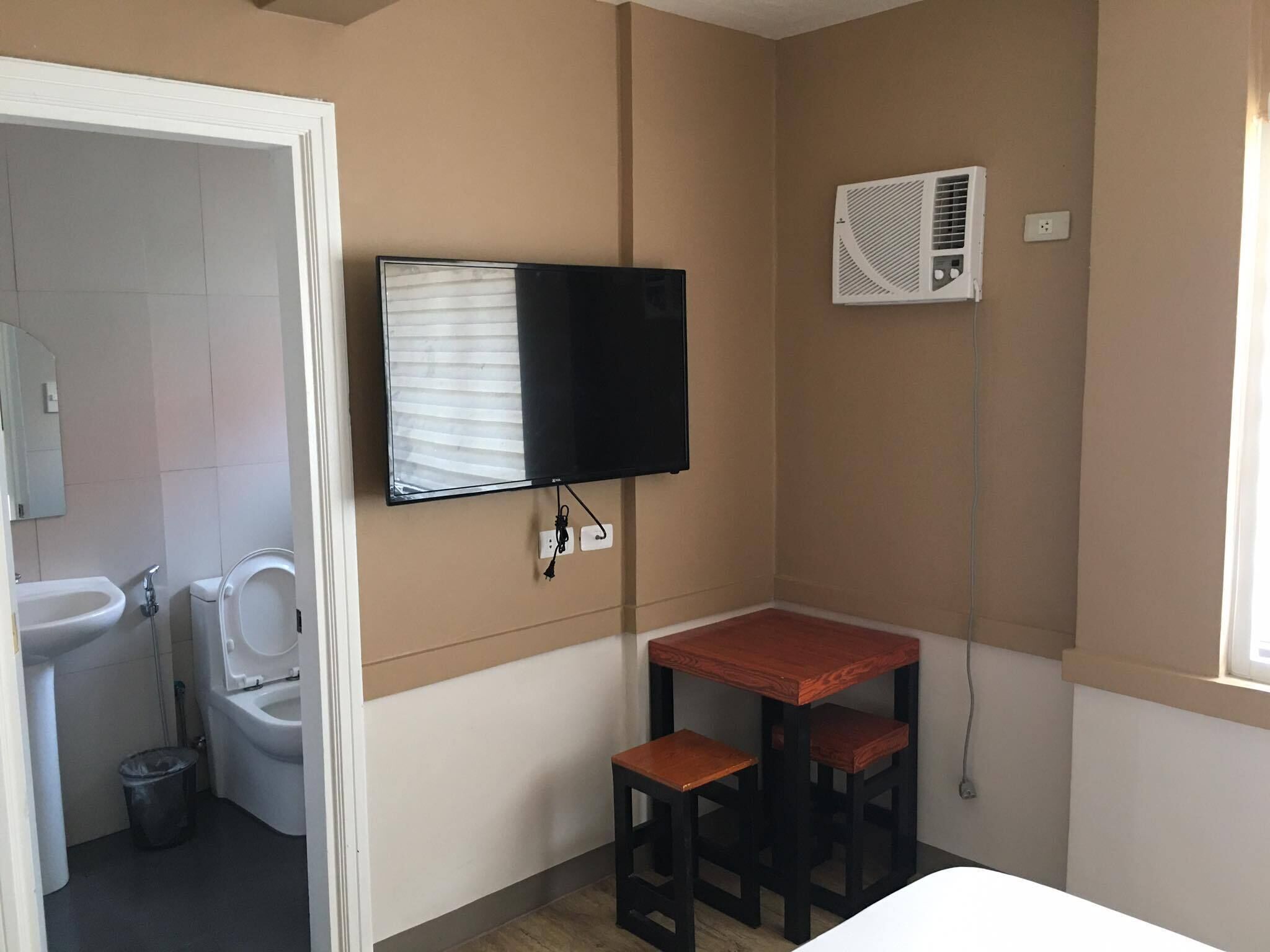 deluxe room | television