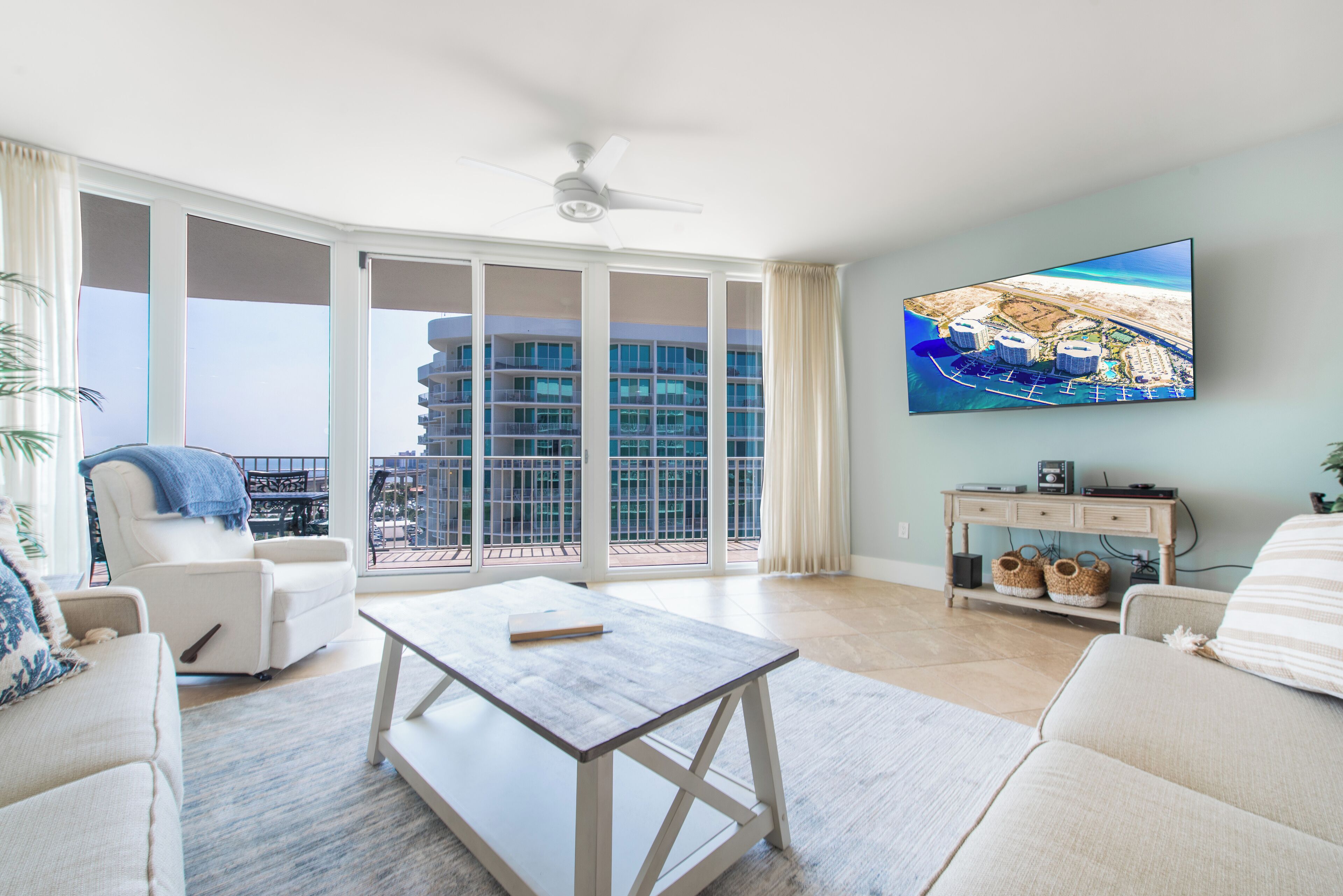 Smart-TV, DVD-Player, Tischtennisplatte, Bücher