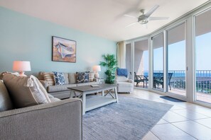 Smart TV, DVD player, ping pong, books - Timeless Two Bedroom Two Bathroom Unit. Complimentary Boat Slip! (Orange Beach)