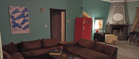 Fernseher, Kamin, Bücher