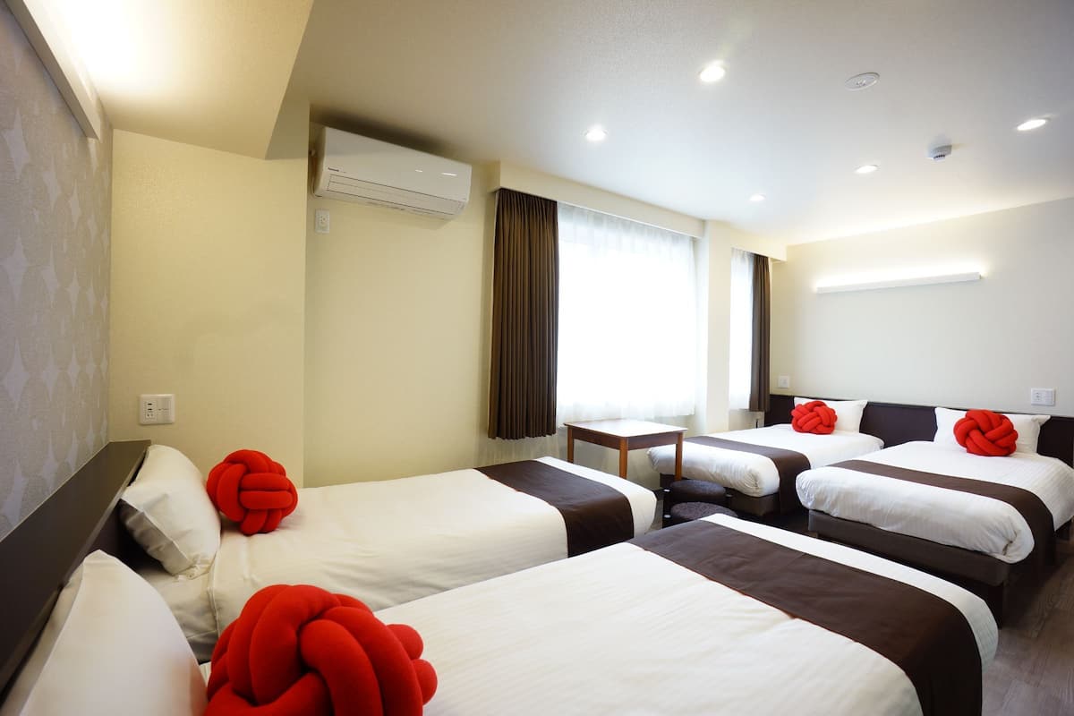 Deluxe Quadruple Room | Laptop workspace, iron/ironing board, free WiFi