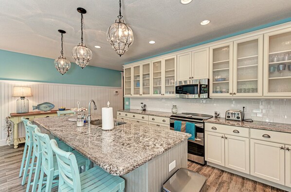 冷蔵庫、電子レンジ、オーブン、コンロ