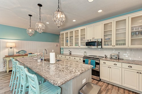 Blue Palm Paradise: Dog friendly, Pool, 3 Minute Walk to Beach by Anna Maria Life Vacation Rentals