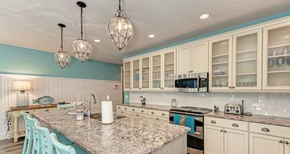 Blue Palm Paradise: Dog friendly, Pool, 3 Minute Walk to Beach by Anna Maria Life Vacation Rentals