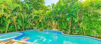 Blue Palm Paradise: Dog friendly, Pool, 3 Minute Walk to Beach by Anna Maria Life Vacation Rentals