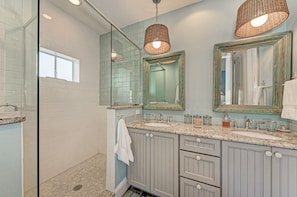 Combined shower/tub, hair dryer, towels