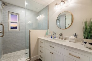 Ensemble baignoire-douche, séchoir à cheveux, serviettes fournies