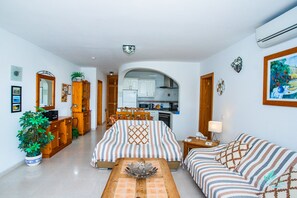 Télévision à écran plat, lecteur de DVD, chaîne hi-fi