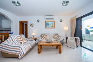 Télévision à écran plat, lecteur de DVD, chaîne hi-fi