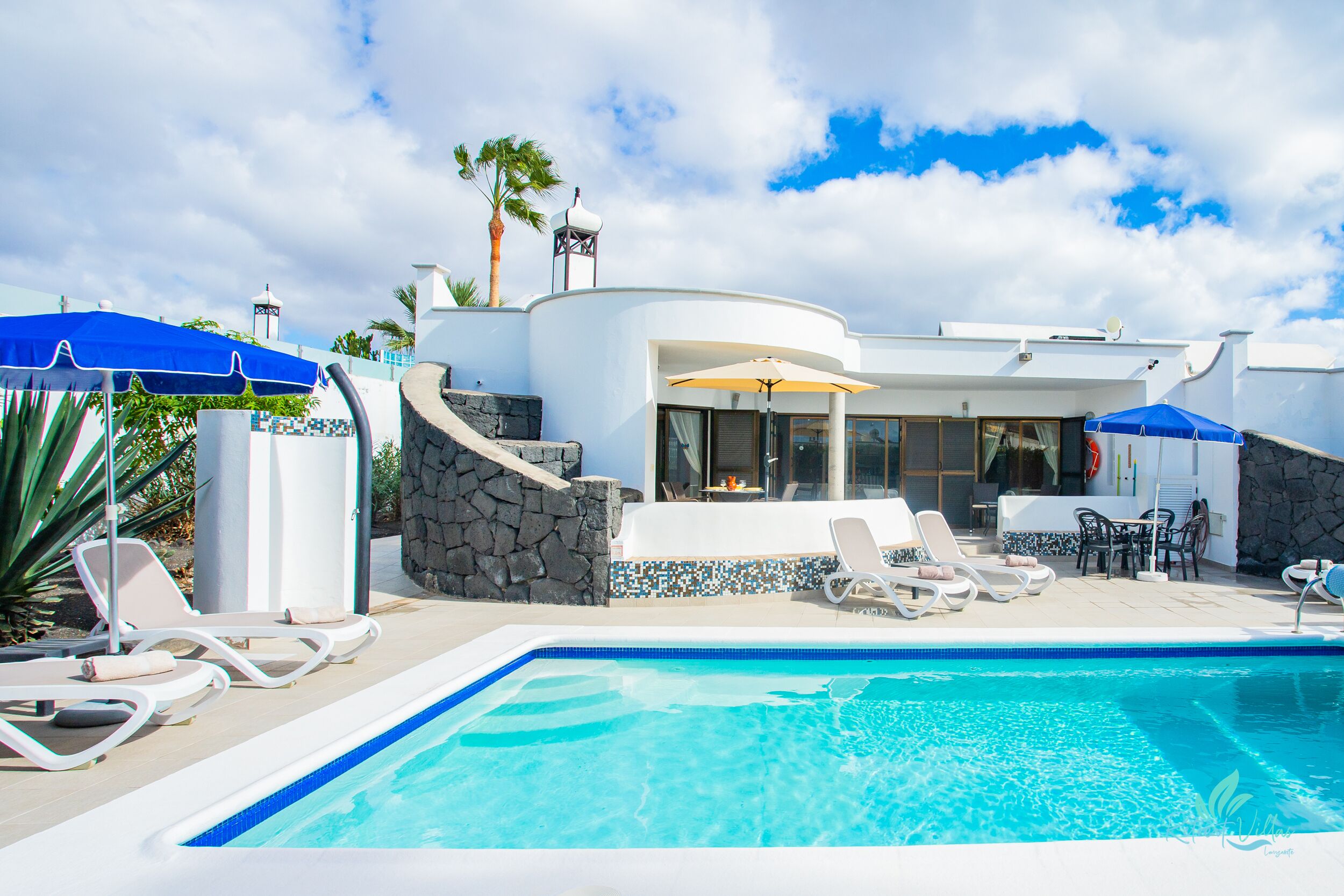 恒温泳池，日光浴躺椅