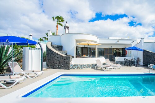 Villa Mimosa  - Luxury Villa, 3 Bed, Sea Views, Pool & Jacuzzi, Close to Town