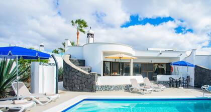Villa Mimosa - Luxury Villa, 3 Bed, Sea Views, Pool & Jacuzzi, Close to Town