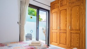 3 slaapkamers, een kluis op de kamer, een strijkplank/strijkijzer, wifi