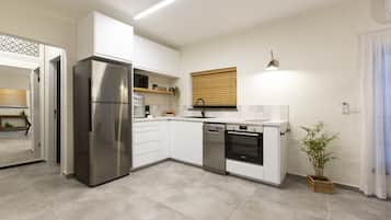 City Apartment | Private kitchen | Full-sized fridge, microwave, oven, stovetop
