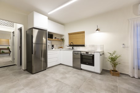 Full-sized fridge, microwave, oven, stovetop