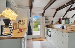 Réfrigérateur, four, lave-vaisselle, cafetière/bouilloire