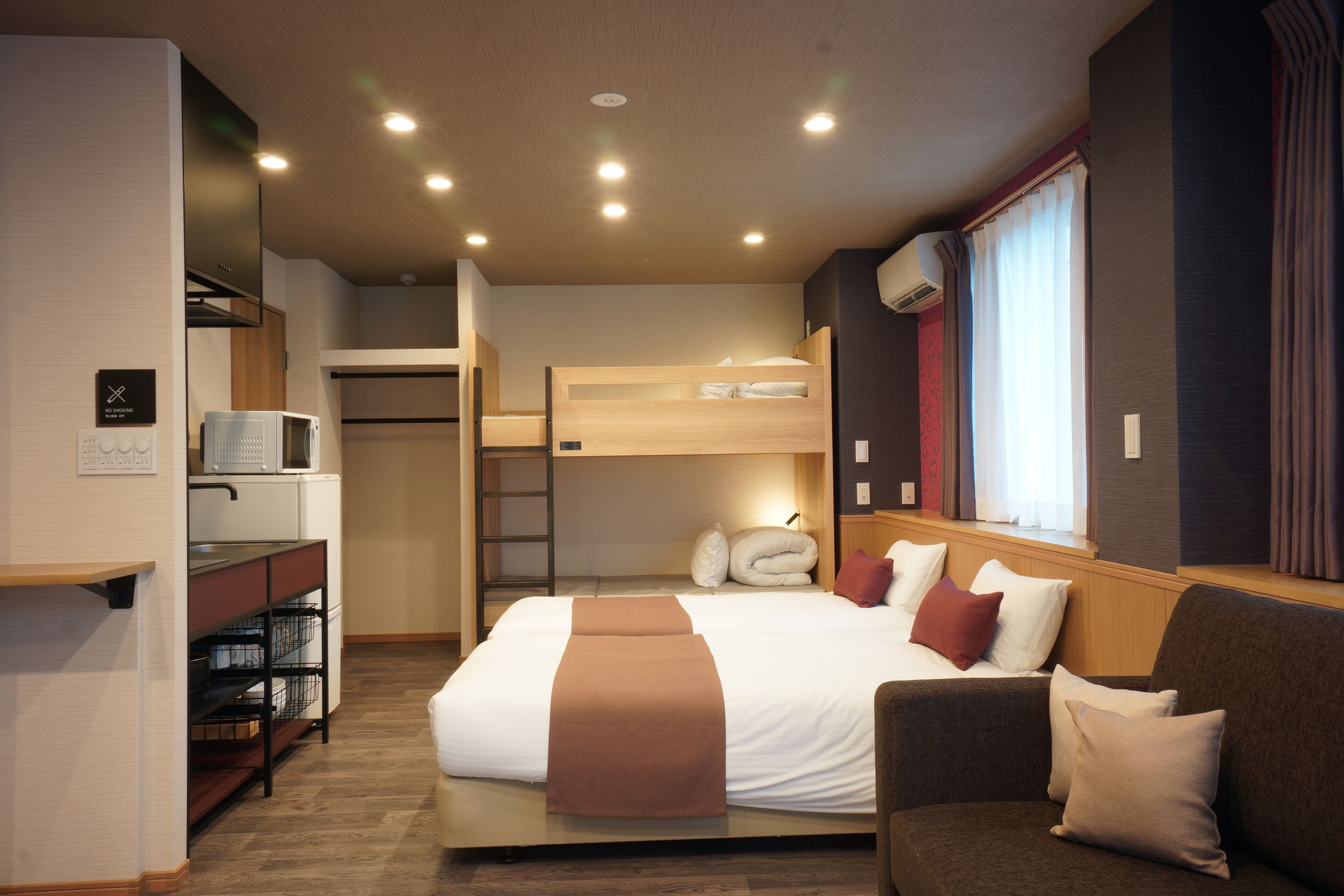 room for 5 people | desk, laptop workspace, iron/ironing board, free wifi