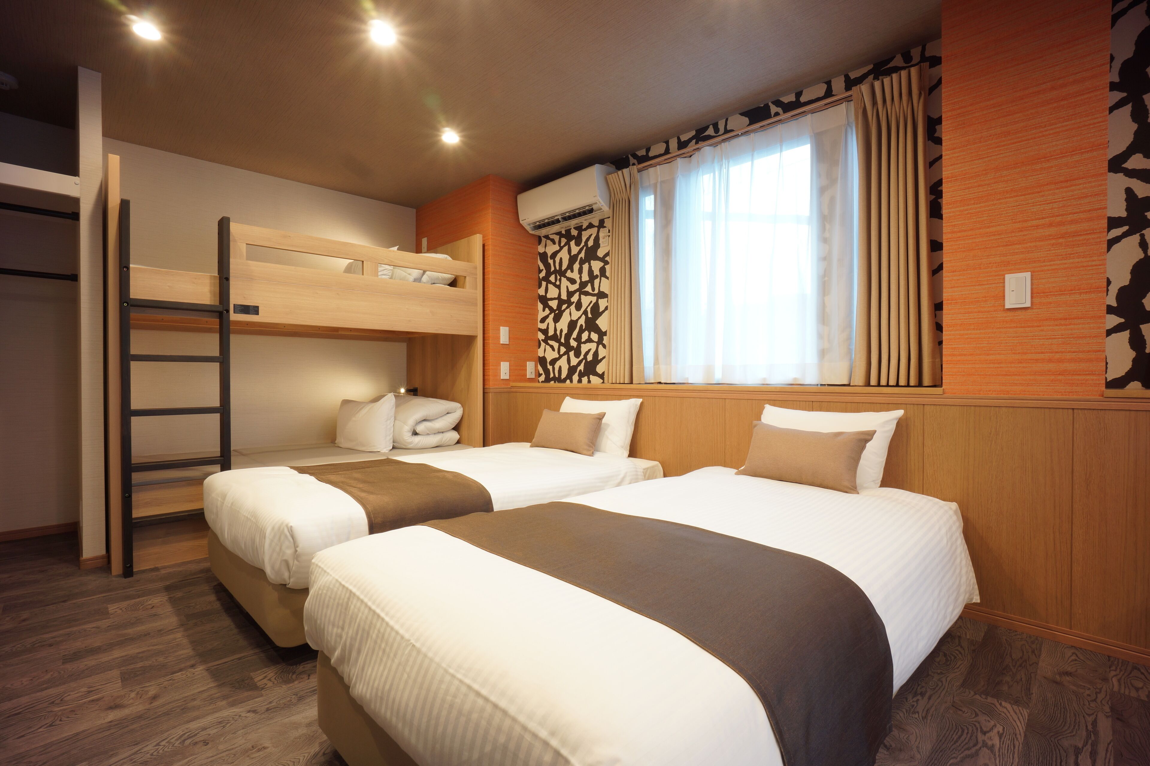 room for 5 people | desk, laptop workspace, iron/ironing board, free wifi