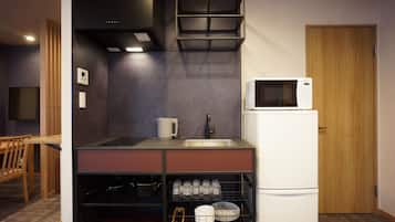 Room for 5 People | Private kitchen | Fridge, microwave, electric kettle, griddle