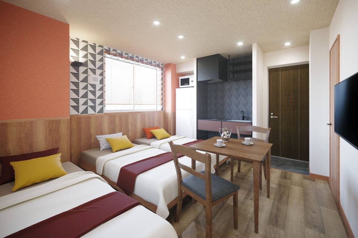 Triple Room | Desk, laptop workspace, iron/ironing board, WiFi (free)