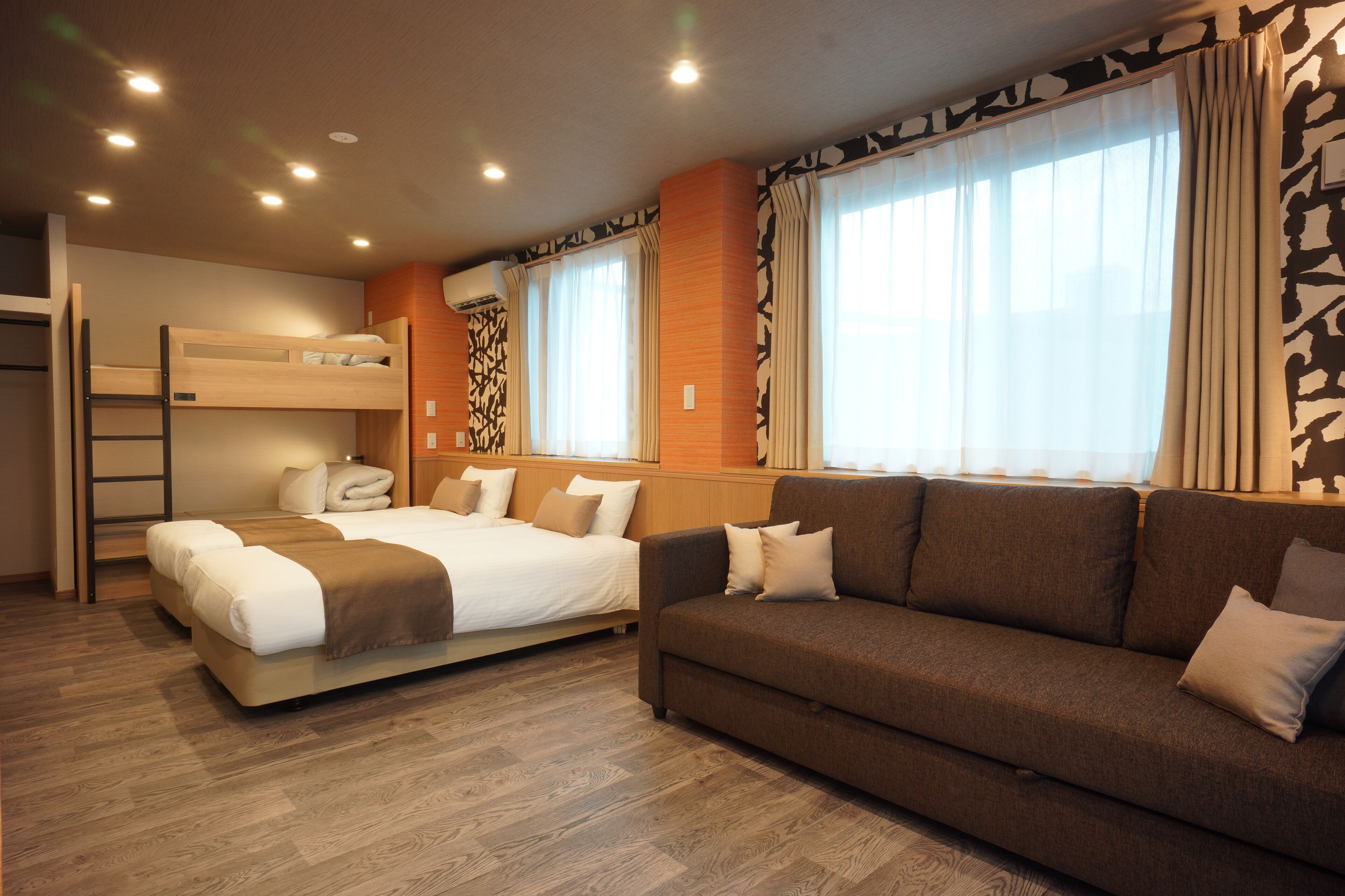 room for 5 people | desk, laptop workspace, iron/ironing board, free wifi