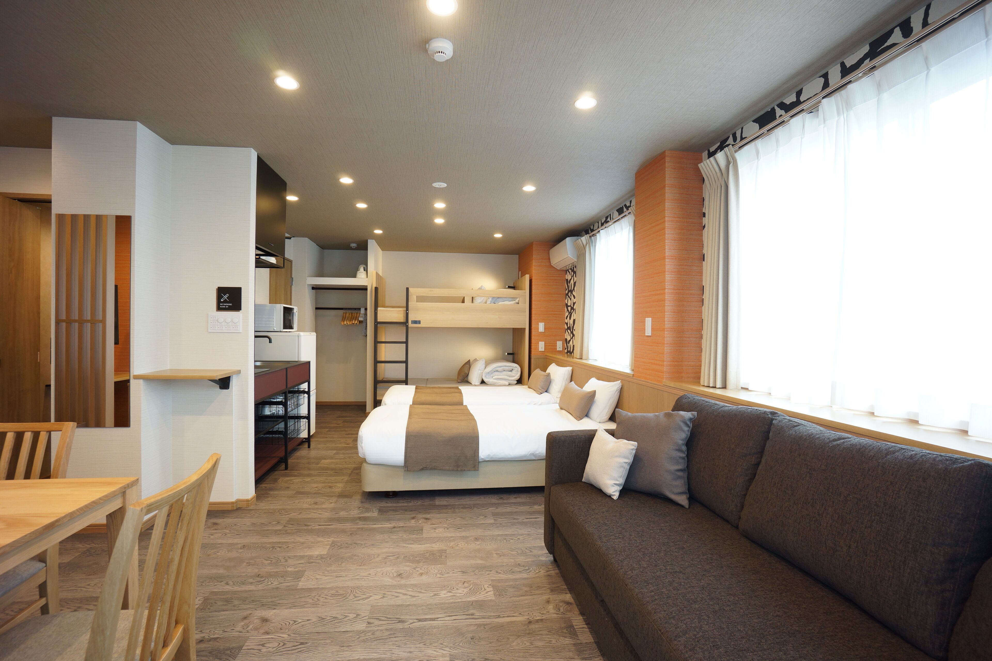 room for 5 people | interior