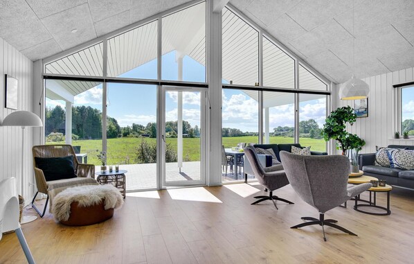 Télévision, cheminée, lecteur de DVD, baby-foot