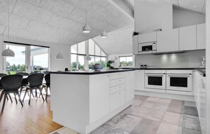 Réfrigérateur, four, lave-vaisselle, cafetière/bouilloire