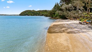 在海滩、沙滩椅、沙滩毛巾