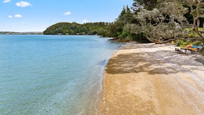 En la playa, camastros y toallas de playa