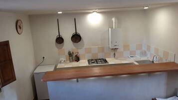 Kühlschrank, Wasserkocher mit Kaffee-/Teezubehör