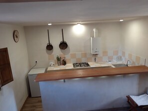 冷蔵庫、コーヒー / ティーメーカー、調理器具と食器、ダイニングテーブル